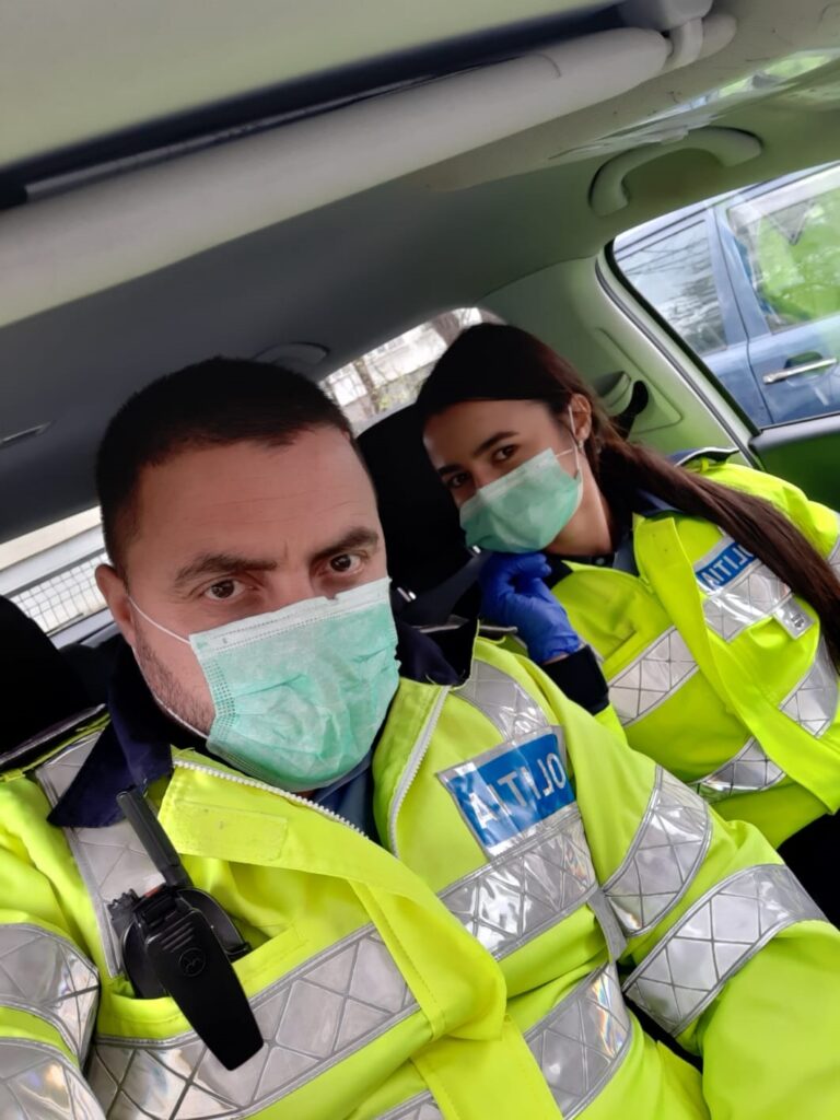 Polițiștii se protejează pe banii lor cu dezinfectante și măști de protecție