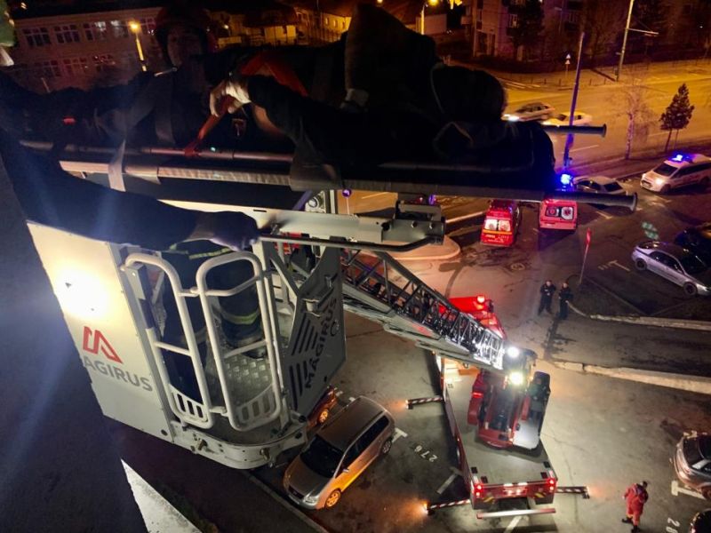 Accident grav. Un bărbat a căzut de la etajul 3 al unui bloc
