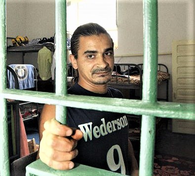 Condamnat la 99 de ani, un criminal sângeros îi reclamă pe gardieni la DNA