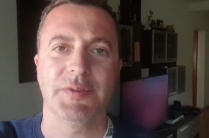 Prezentatorul de la Cronica Cârcotașilor, grav umilit. Imaginile care l-au făcut de râs