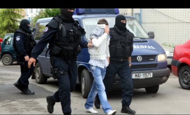 Cine l-a ajutat pe polițistul care jefuia traficanți și oameni de afaceri? 4 arestări!