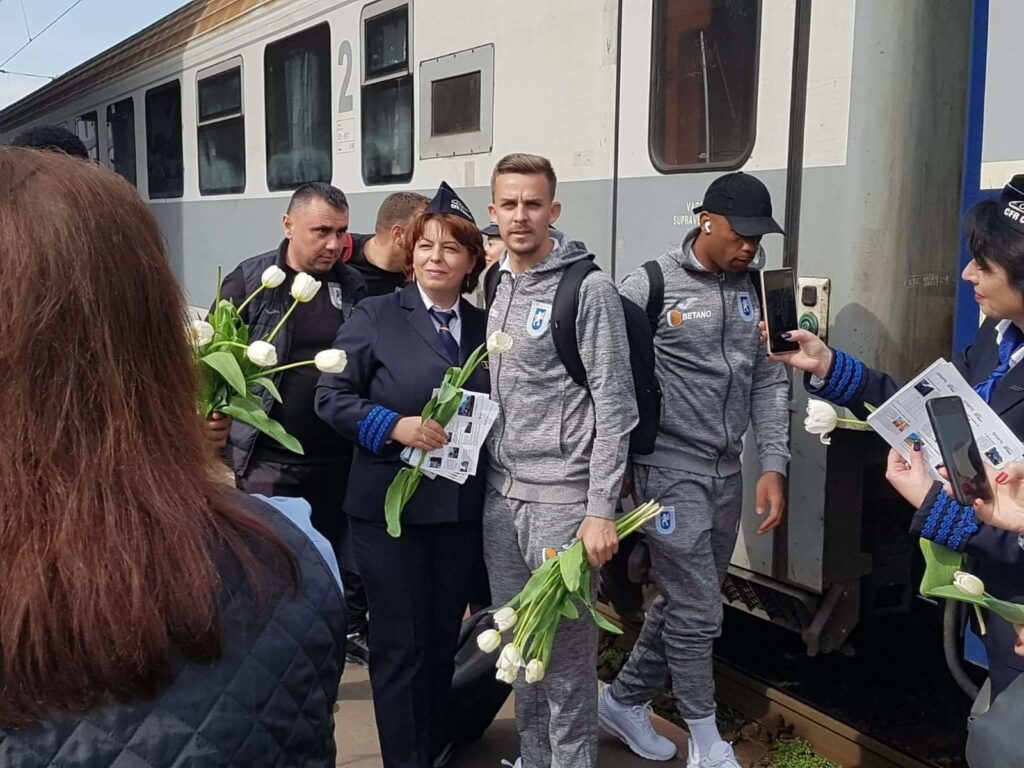 Surpriză în gara Craiova. De la cine primiră flori ceferistele