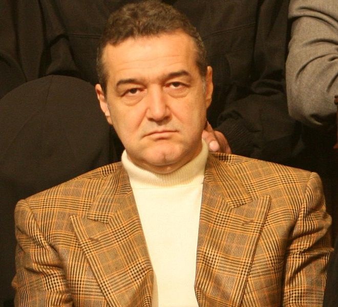 Becali a reușit unde statul a dat greș. Salvarea românilor, blocată în vamă
