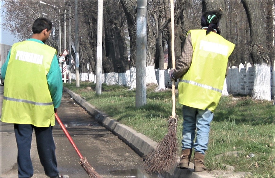 Beneficiari de ajutor social, trimiși la strâns gunoaie, fără echipament de protecție
