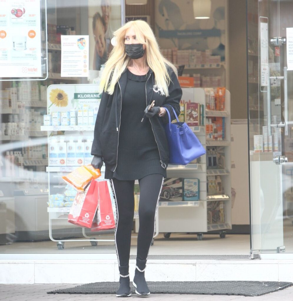 „Sexy-patroneasa” de la Medlife a ieșit la cumpărături. Ce provizii și-a făcut frumoasa blondă