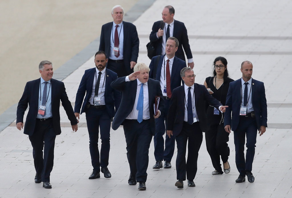 Panică în Guvernul britanic! Nici nu vă imaginați cine a luat virusul!