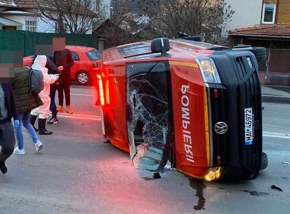NEWS ALERT. Asta mai lipsea! Un microbuz ISU cu români din carantină, răsturnat