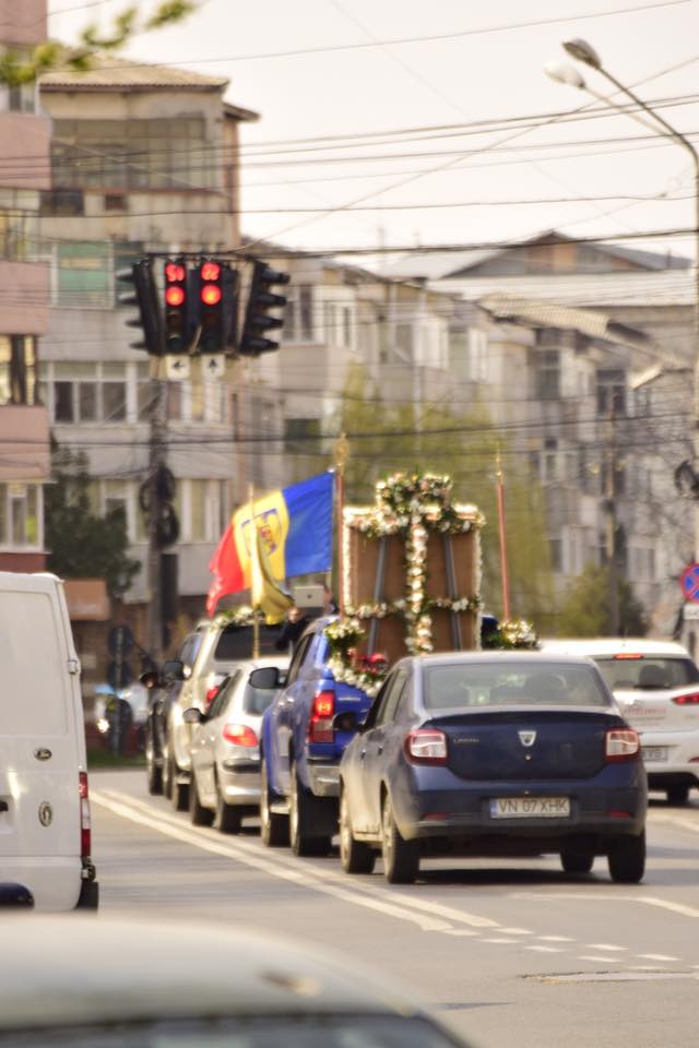 Covid combătut cu metode medievale. Procesiune cu icoane și muzică religioasă  (Video)