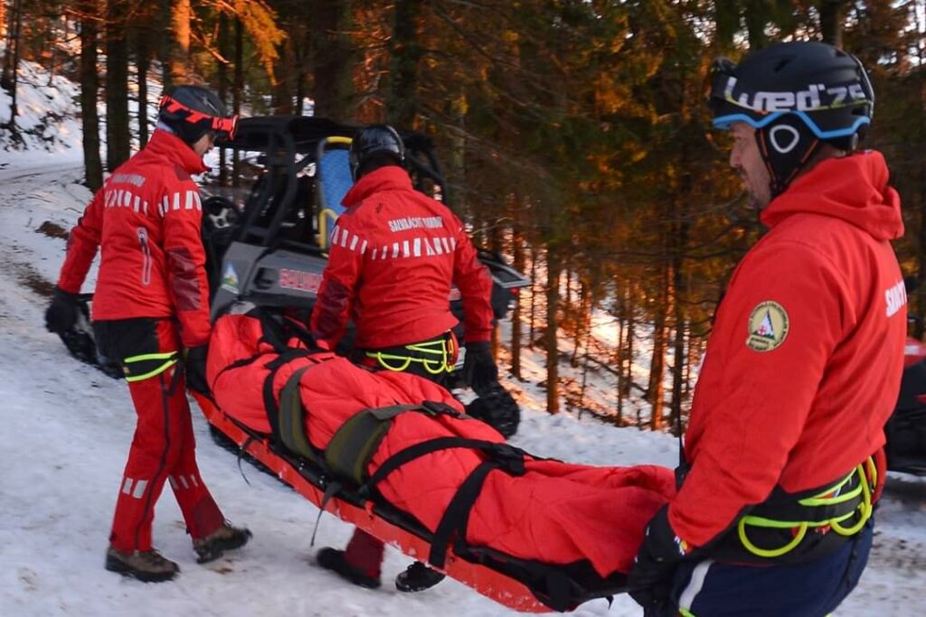 Premieră pentru salvamontiștii români. Au intervenit la un caz de coronavirus, la Cabana Diham