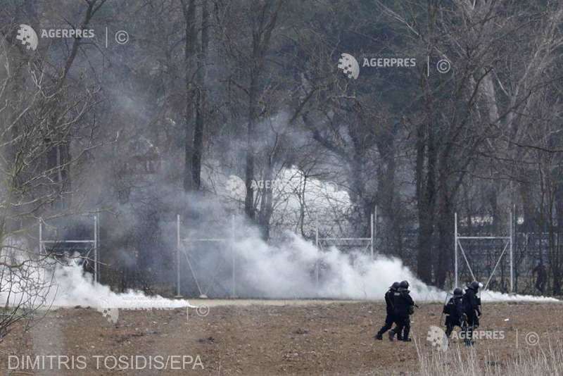 Alertă la granița dintre Grecia și Turcia. Mii de migranți, opriți cu grenade lacrimogene „potenţial letale”