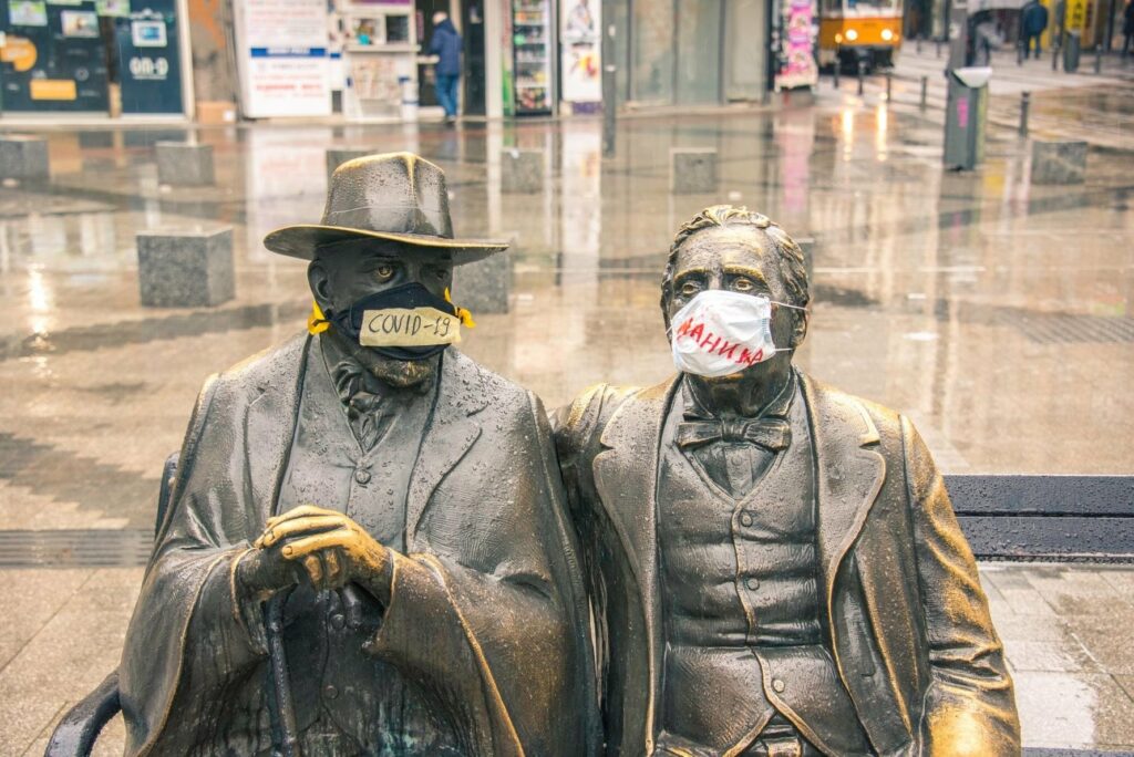 Bulgarii, obligați să poarte măști, deși acestea nu se găsesc