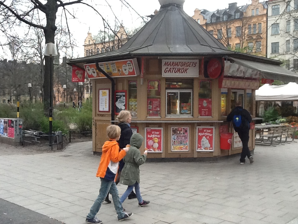 Fără izolare, dar cu disciplină. Modelul suedez