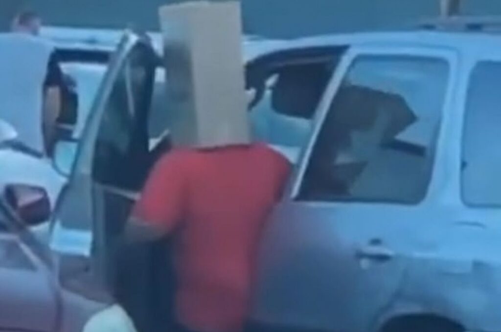 Ce face teama de coronavirus. Cu cutia în cap nu putea intra în mașină. Video viral