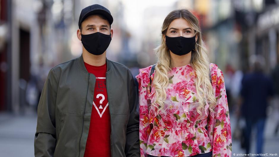 DW: Purtarea obligatorie a măştilor faciale de protecţie în Germania