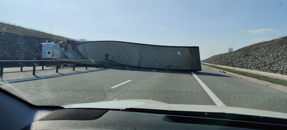 Accident spectaculos pe A3! Șoferul se juca pe telefon