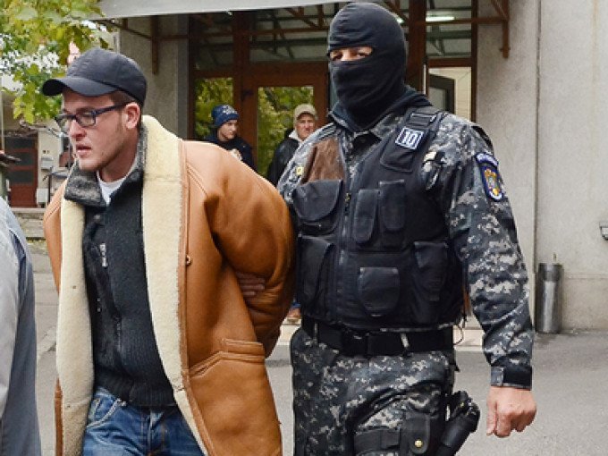 Studentul criminal, condamnat pe viaţă, iese sistematic din închisoare. Este incredibil de ce tertipuri se foloseşte