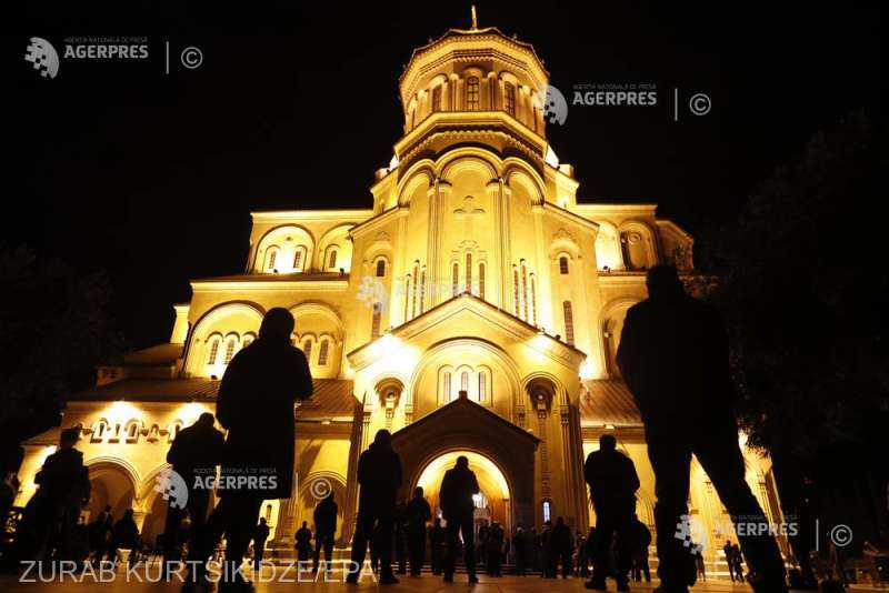 Incredibil! Sute de credincioşi au mers la Înviere fără teama de coronavirus