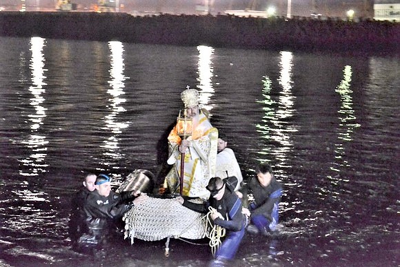 Arhiepiscopul Tomisului păstrează tradiția. Lumina Învierii, adusă la malul Mării Negre