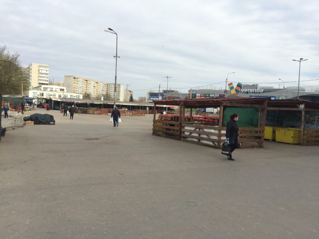 Contrabandiștii cu țigări au dat faliment și nici băbuțe cu zarzavaturi nu mai avem