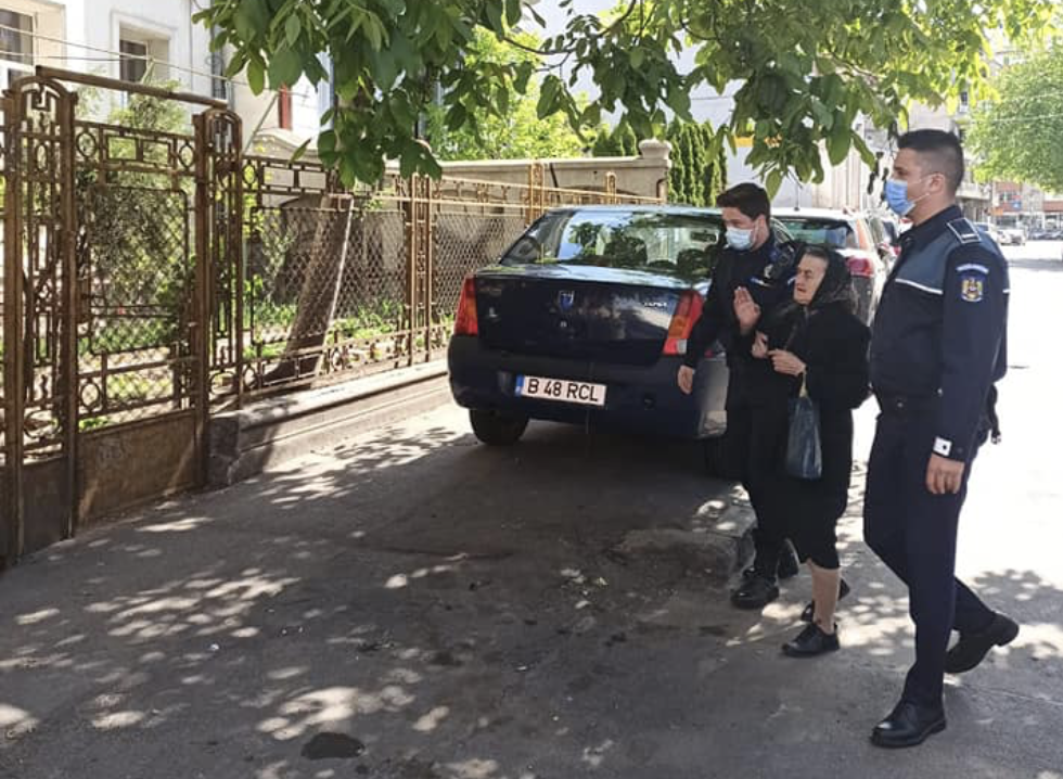 Gest emoționant al polițiștilor și jandarmilor, la farmacie: ”S-au căutat toți în buzunare”