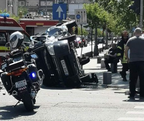 Accident înfiorător în centrul Capitalei. O mașină s-a răsturnat