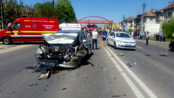 Grav accident pe DN1. Un mort și doi răniți. Traficul rutier este restricționat