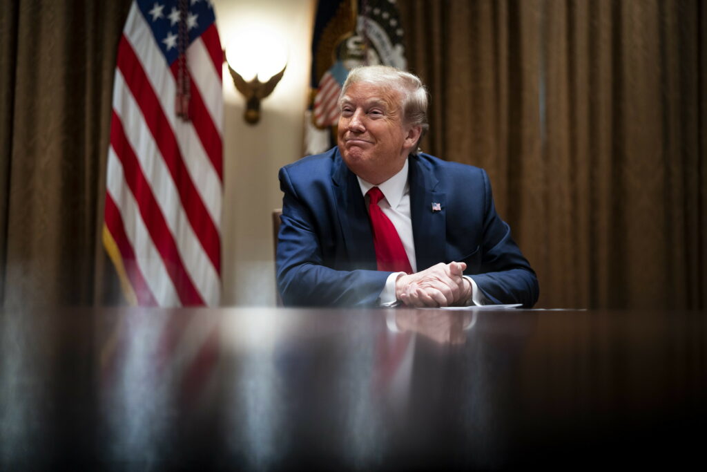 Donald Trump a dat rateu cu „banii gratis” oferiți cetățenilor. Unde se duc dolarii