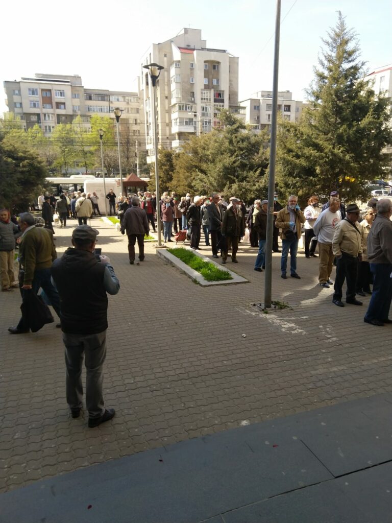 Sute de bureșteni au dat năvală în Joia Mare după cumpărături. Cozi mai mari decât pe vremea lui Ceaușescu