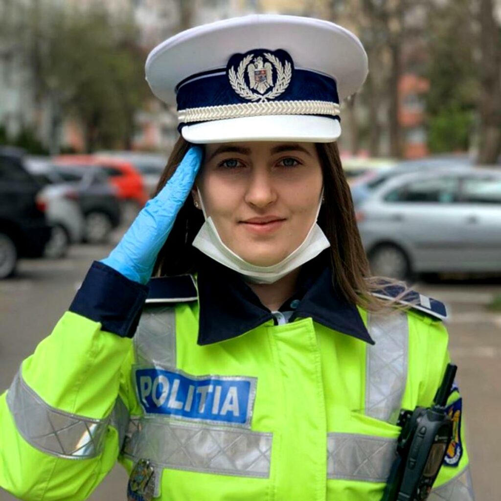 Detaliile acum au ieșit la iveală. Cine este Alexandra, polițista care l-a salutat militărește pe un medic