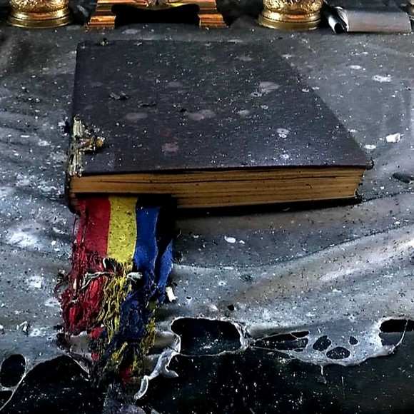 Dumnezeu e român! Netinse de incendiul din Biserică - Sfânta Biblie și Tricolorul