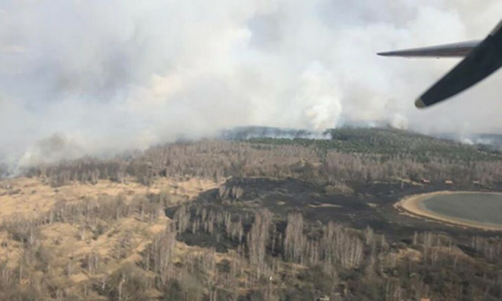 Incendiul de la Ceronbîl, imposibil de stins. Ucrainenii se luptă cu flăcările