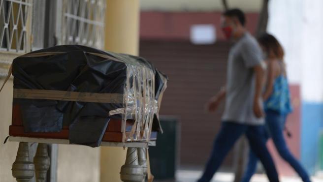 Coronavirusul scapă de sub control. 150 de cadavre ridicate de armata din locuințe