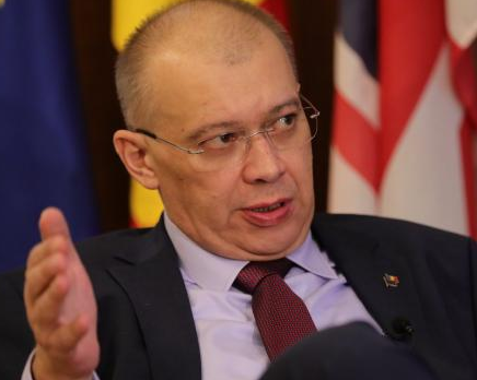 Un nou val de muncitori români pleacă în străinătate. La ce trebuie să fie atenți?!