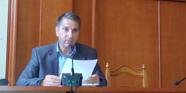 Este incredibil ce i-a dat prin cap șefului unei instituții ca să scape de demitere! Vezi filmarea și mori de râs!