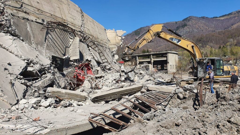 Blestemul de la Uricani. Ce urma să se întâmple mâine cu turnul care s-a prăbușit azi