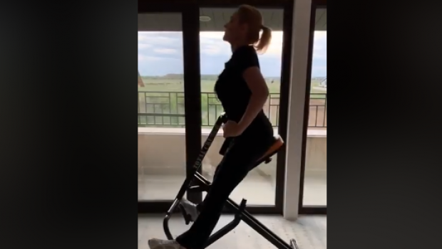 Primărița Capitalei profită din plin de izolare! Gabriela Firea dă lecții de fitness, dar și de politică
