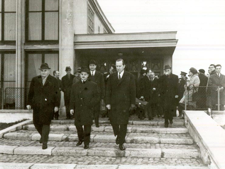 Cioară zboară înapoi la Ceaușescu