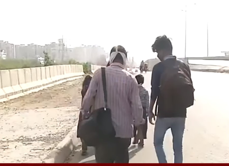 Milioane de navetiști obligați să meargă pe jos. Ce s-a întâmplat cu trenurile