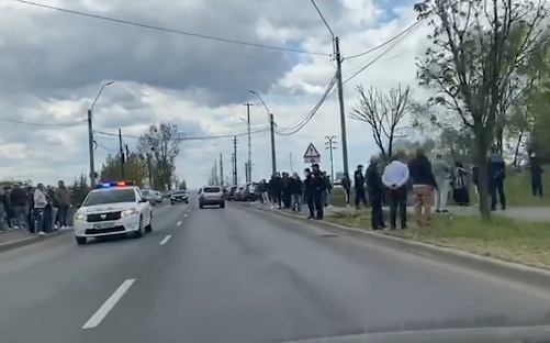 De necrezut! Sute de oameni la o înmormântare din Baia Mare. Toate restricțiile, încălcate!