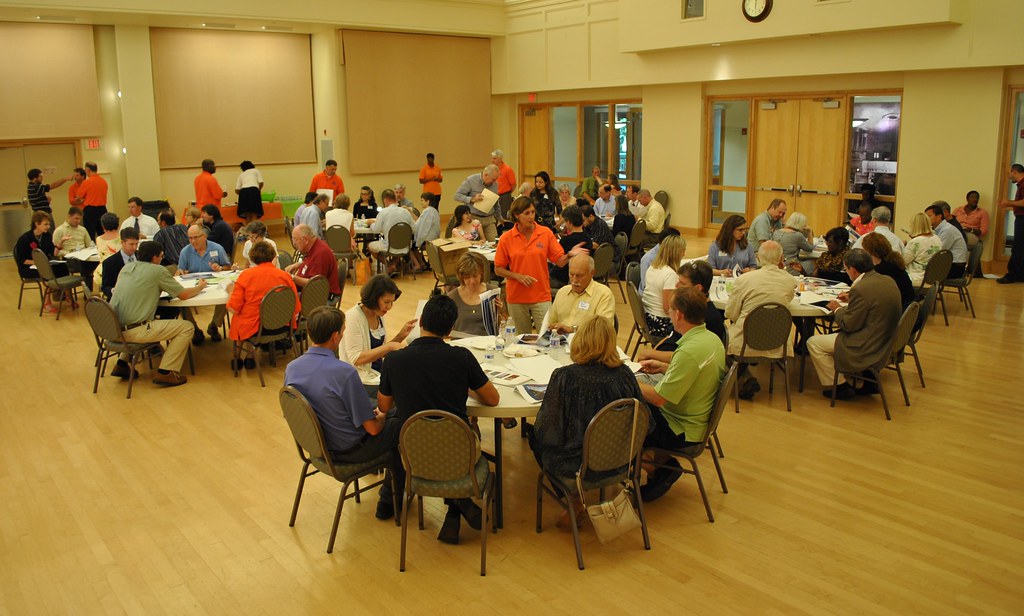 Liber la adunări publice de până la 500 de persoane începând cu 10 mai