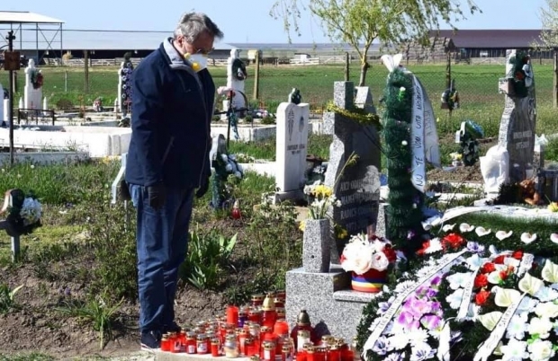 Recunoaștere tacită! Ministrul de Interne a mers cu o coroană de flori!