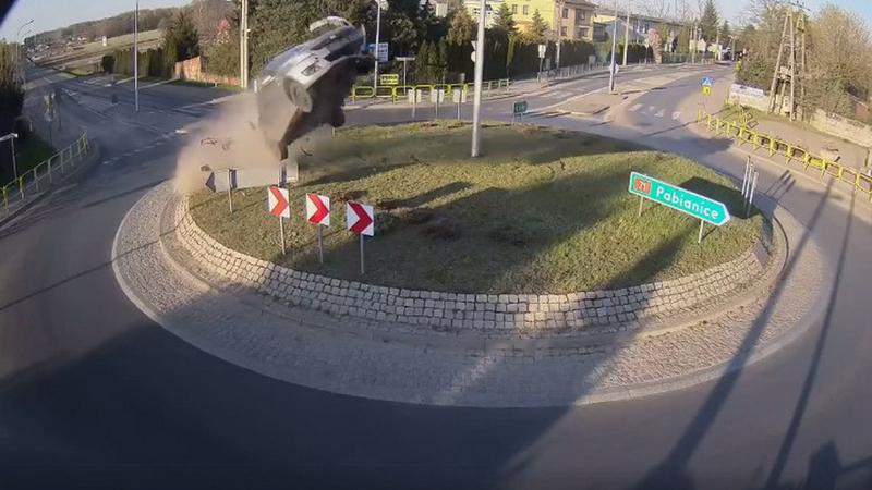 Accident spectaculos. A sărit cu mașina 64 de metri. Video incredibil