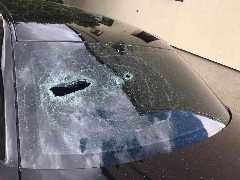 Romii au ieșit la atac. Un jandarm a fost rănit, iar mașina vandalizată