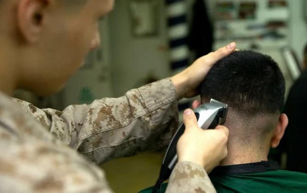 Pentagonul dezbate lungimea părului militarilor