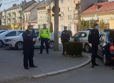 Scandal de zile mari la un centru de carantină. Angajatul DSP beat VS poliție