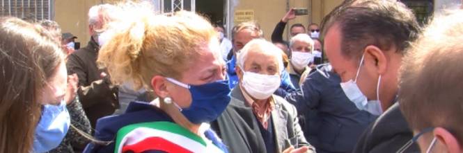 Sute de oameni îşi duc primarul la groapă fără să ţină cont de restricţiile prin Decret