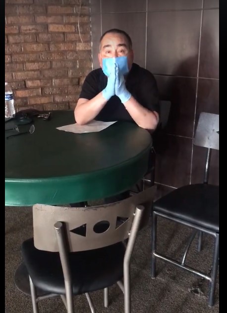 Plânge în timp ce-și concediază angajații: ,,Ce să fac cu ultimii bani care mi-au rămas''