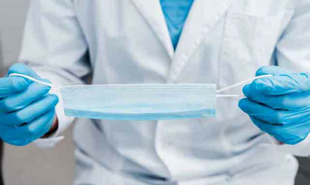 Medicul infecționist Virgil Musta atrage atenția. „Aruncăm mănușile și ne spălăm imediat pe mâini”