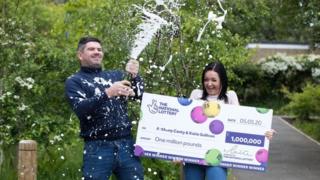 Karma sau noroc chior? I-a salvat viața unui polițist, apoi s-a trezit bogat. VIDEO!