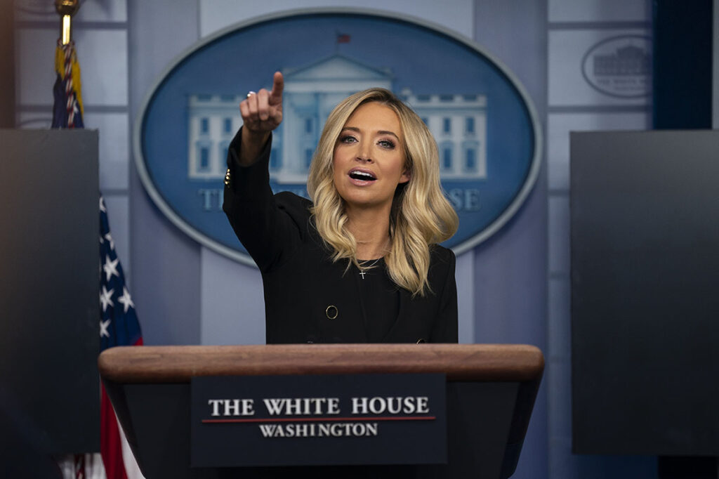 Noua purtătoare de cuvânt a lui Trump i-a lăsat mască pe toți în prima conferință de presă